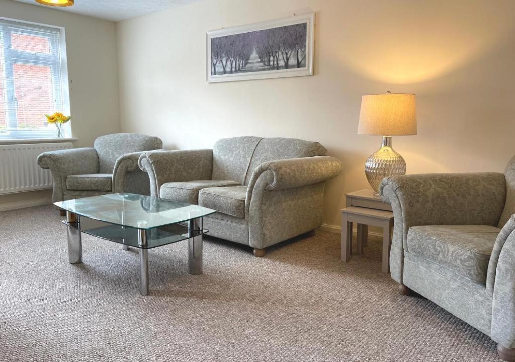 Ashford Holiday Home Smithy Drive Sleeps 5 Free Wifi And Vehicle Parking Kingsnorth Eksteriør billede