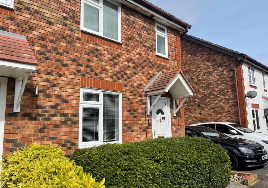 Ashford Holiday Home Smithy Drive Sleeps 5 Free Wifi And Vehicle Parking Kingsnorth Eksteriør billede
