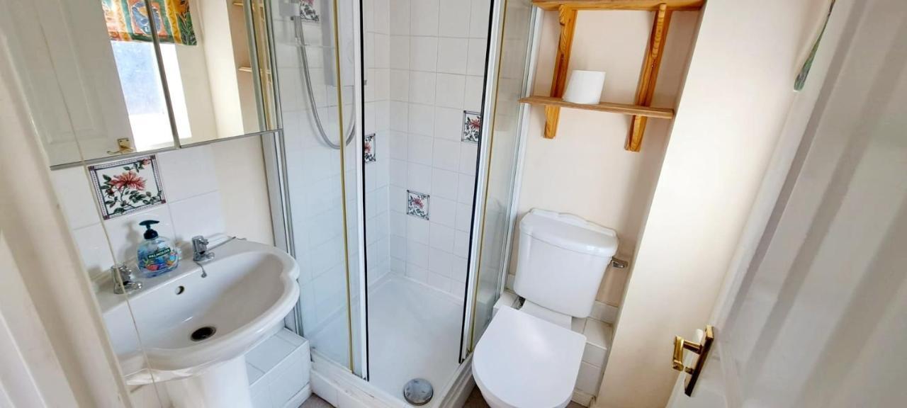 Ashford Holiday Home Smithy Drive Sleeps 5 Free Wifi And Vehicle Parking Kingsnorth Eksteriør billede